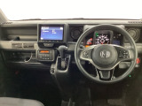 車内は光触媒抗菌消臭施工済です。インパネ周りはスタイリッシュなデザインで機能や装備も充実しています。グローブボックスやカップホルダーのほかにトレーなどたくさんの収納スペースが付いています。