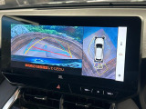 【パノラミックビューモニター】専用のカメラにより、上から見下ろしたような視点で360度クルマの周囲を確認することができます☆死角部分も確認しやすく、狭い場所での切り返しや駐車もスムーズに行えます。