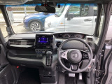 フロントガラスが大きく、ワイドな視界で運転もしやすくなるように設定されています。入れるものを限定せず、気軽に使える助手席前のトレー。走行中も落ちにくい形になっていてとても便利です。
