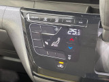 【オートエアコン】一度お好みの温度に設定すれば、車内の温度を検知し風量や温度を自動で調整。暑い&hellip;寒い&hellip;と何度もスイッチ操作をする必要はありません。快適な車内空間には必須の機能ですね♪