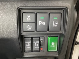両側電動スライドドアは運転席から操作ができるよう、操作スイッチが付いています。Hondaセンシング用のVSA(ABS+TCS+横滑り抑制)解除と路外逸脱抑制機能のオンオフスイッチなどがあります。