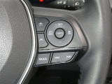 【レーダークルーズコントロール】(全車速追従機能付)付きです。車速に応じて追従支援してくれるので、ロングドライブも快適です。詳細は販売店スタッフまでおたずねください。