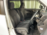 乗降がしやすい運転席。高さが調節できて小柄な方でも運転しやすいポジションをとることができます。