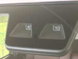 【スマートアシスト】走行中に前方の車両等を認識し、衝突しそうな時は警報とブレーキで衝突回避と被害軽減をアシスト。より安全にドライブをお楽しみいただけます。