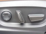 運転席シ-トはパワ-シ-ト(電動)で楽にシ-トポジションを調整出来ます。