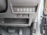 運転席側のスイッチ類の写真になります。一部安全装備のオンオフのスイッチがあります。その下にはETCが装備されています。
