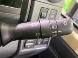 【オートライト】周りの明るさに応じて自動でヘッドライトの点灯・消灯ができる機能です!ライトの付け忘れ・消し忘れなどが無くなり、雨の日や夕方の走行も安心!トンネル通過時も便利ですね♪