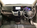 車内は光触媒抗菌消臭施工済です。インパネ周りはスタイリッシュなデザインです。グローブボックスやカップホルダーのほかにトレーなどたくさんの収納スペースが付いています。