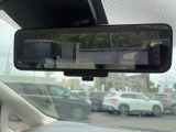 【デジタルインナーミラー】車両後方のカメラ映像をミラーに映す機能。荷物や後席の乗員で視界が遮られず、夜間や雨天時もクリアに確認できます。利便性と安全性を両立する、現代の必須装備です。