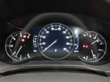 CX-5のメーター部です。華美な装飾を避け、必要な情報を瞬時に読み取れる様にデザイン・配置されています。