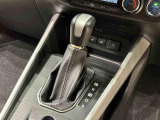 モーターの力を効率よくタイヤへ伝える専用トランスミッション。高級感のある本革巻き仕様です。