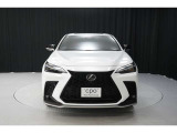 エクステリアは、一目でLEXUSとわかるスピンドルグリルを起点に、人が乗るキャビンの前後を大胆に絞り込んだ菱形のボディと力強く張り出したホイールフレアを融合させ、タイヤの存在を強調しています。