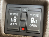 【両側パワースライドドア】スマートキーや運転席のスイッチで後席両側スライドドアの開閉が可能♪電動だから力を入れてドアを開ける必要が無く、小さなお子様でも簡単に開け閉めでき快適です♪