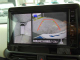 パノラミックビューモニター付きです。車両を上から見たような映像をナビ画面に表示。運転席からの目視だけでは見にくい、車両周辺の状況をリアルタイムでしっかり確認できます。