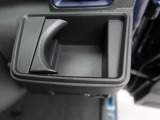 【カップホルダー】エアコン吹き出し口下部に設置されていますので使いやすさバッチリ!運転席から手の届くちょうどの位置です!