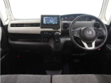 ◆視界広々で非常に運転しやすくロングドライブでも疲れを感じさせないすっきりとまとまったインパネ周りです。