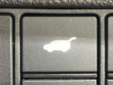 【ハンズフリーパワーバックドア】リアバンパー下部に足先を出し入れするだけでバックドアが自動で開閉♪両手が荷物でふさがっている時でもラクラク開閉操作が行えます!