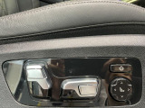 【メモリー機能付きパワーシート】運転手が代わってもボタン一つで設定ポジションに。常にご自身のドライブ設定が整います。