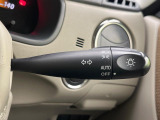 【オートライト】周りの明るさに応じて自動でヘッドライトの点灯・消灯ができる機能です!ライトの付け忘れ・消し忘れなどが無くなり、雨の日や夕方の走行も安心!トンネル通過時も便利ですね♪