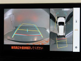 パノラミックビューモニター付きです。車両を上から見たような映像をモニター画面に表示。運転席からの目視では見にくい、車両周辺の状況をリアルタイムでしっかり確認できます。