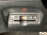ハンドルの左下にETCがついています。高速道路の料金所の通過も楽々です。 カードの取り出しもしやすい場所についています。