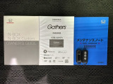 スマートキーは鍵をバッグに入れたままでもドアロックの開閉やエンジンのON・OFFができます。夜間や雨の日も鍵を探さなくて良いので便利です。