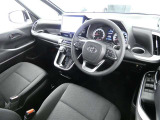 【運転席まわり】・・・ハンドルやシートなども隅々までクリーニング済み。キレイな車内でドライブがより一層快適にお楽しみいただけると思います。