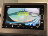 リバースギアに入れるだけで後方の表示へ切り替わります。夜間や雨の日の駐車も楽になりますよ。