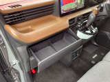 グローブボックスの他にも収納をご用意してます。車内をスッキリ見せることができます。