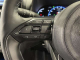 ステアリングスイッチ付きで、運転中に視線を前に向けたまま操作できます。