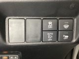 VSA装備車です。VSAはドライバーの操作と車の動きを見守っています。もし車の挙動が乱れたとき、4輪別々にブレーキをかけたり、エンジンパワーをしぼることによって車を安定させます。