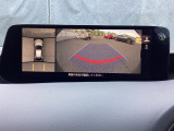 狭い場所での駐車やすれ違いなどでより的確な運転操作に役立つ360&deg;ビューモニターが装備されています。