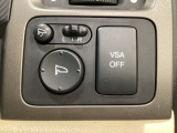 VSA装備車です。VSAはドライバーの操作と車の動きを見守っています。もし車の挙動が乱れたとき、4輪別々にブレーキをかけたり、エンジンパワーをしぼることによって車を安定させます。