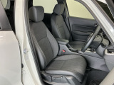 フロントは運転席と助手席が別々の広々としたセパレートシート、運転席は高さを調整できるハイトアジャスター付きでちょうどいいドライビングポジションに調整できます