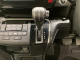 CVT車のセレクトレバーです。低速から高速まで、変速ショックのないスムーズな走りを実現するとともに、エンジン効率のよい領域を維持することで燃費にも貢献します。