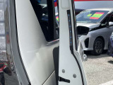 セーフティイルミネーション 乗降時、後方からくる車やパイクの注意喚起に役立ちます。