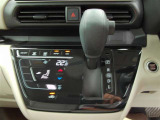 インバネシフトギアなので、運転席から助手席へウォークスルーが可能です。