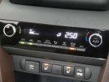 【オートエアコン】車内温度を感知して自動で温度調整をしてくれるのでいつでも快適な車内空間を創り上げます!どの席に座っても快適なドライブが楽しめます♪