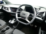 【インパネ】水平基調のダッシュボード、ナビは運転席側に向くよう設計