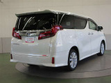 リヤサスペンションは、高級車の定番ダブルウィッシュボーンを採用。優れたコーナリングと乗り心地を実現。