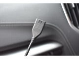 お手持ちの携帯音楽プレーヤーとの接続も可能なUSB接続端子ケーブル付