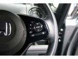Hondaセンシングの機能のひとつ、アダプティブクルーズコントロール付!アクセルから足を離しても設定したスピードと前車との車間を保ち走行してくれます!車線維持もアシスト☆高速道路で疲労軽減ですね☆