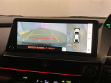 映像で見づらい車両周辺の確認をアシスト。クルマを真上から見ているような映像を表示。 運転席から確認しにくい車両周囲の状況を把握。
