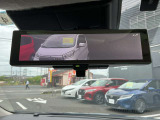 リアについているカメラを通してルームミラーに映し出すことによって後席に大きな荷物があっても後方確認ができます