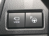 【リモート機能つきアドバンストパーク】専用スマートフォンアプリの使用で、車外から遠隔駐車・出庫が可能な先進機能。広い場所で乗り降りしたい時に便利です♪