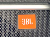 【JBLサウンドシステム】メーカーオプションの高品位サウンドシステムを搭載。専用のチューニングが施された大小様々なスピーカーから良質なサウンドが奏でられ、臨場感あふれる音響空間を演出します。