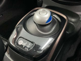 【e-POWER専用シフトレバー】単に操作方法が変わっただけでなく、デザイン性と安全性の向上、さらには先進運転支援機能の実現に貢献する、機械式から進化した電子制御式のシステムです。