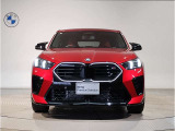 【BMWの伝統-1】BMWの特徴的な&ldquo;キドニーグリル&rdquo;は、80年以上続く伝統の形でございます。変わらないこだわりのデザインが、プレミアムブランド&ldquo;BMW&rdquo;を創り出します。
