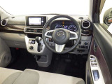 運転席まわりです。 各操作スイッチは使いやすい位置に配置されてます。
