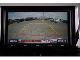 【バックモニター】 後退時に車両の後ろ側を表示します。車庫入れなどでバックする際に安心です。
